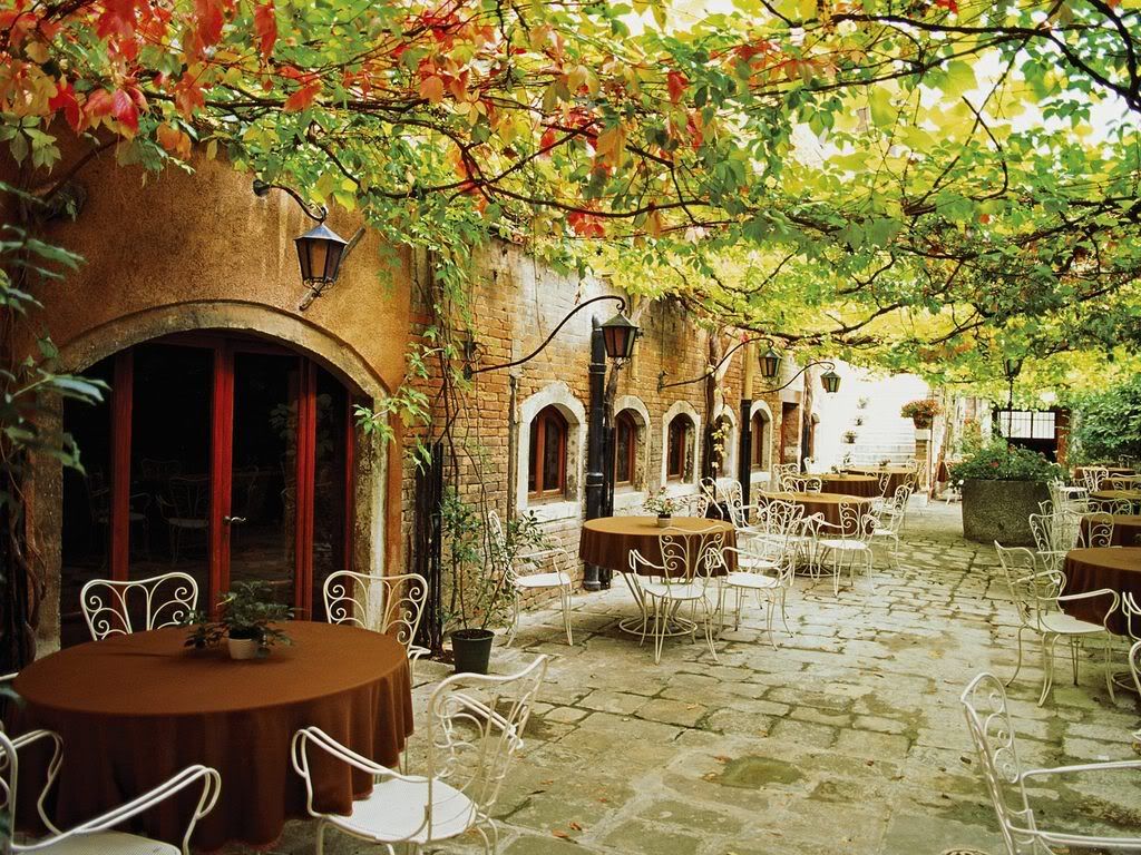DiningAlfrescoVeniceItaly.jpg