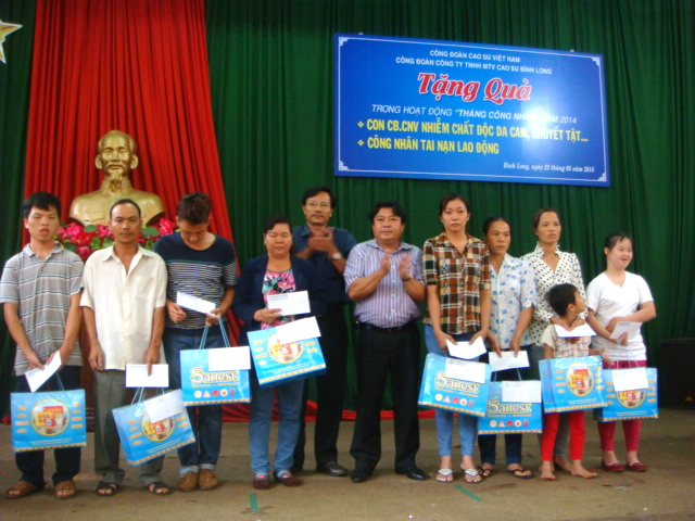 http://www.congdoancaosu.vn/uploads/Cong-doan-cao-su-Viet-Nam-tang-qua-tai-Binh-Long.png