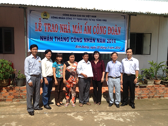 http://www.congdoancaosu.vn/uploads/Cong_ty_dau_tu_Ha_tang_VRG_trao_nha_mai_am_cong_doan.png